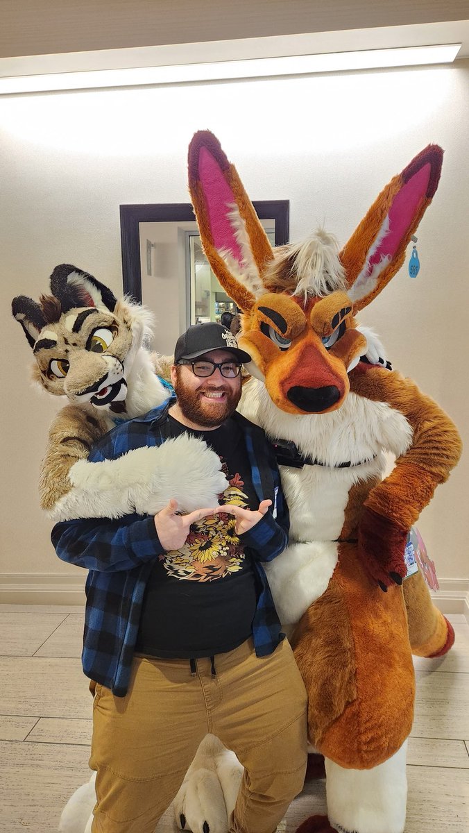 Me totally not simping between @TaiyoRoo and @Darkou1 at #furtherconfusion2023 #FC23 for #FursuitFriday 😖