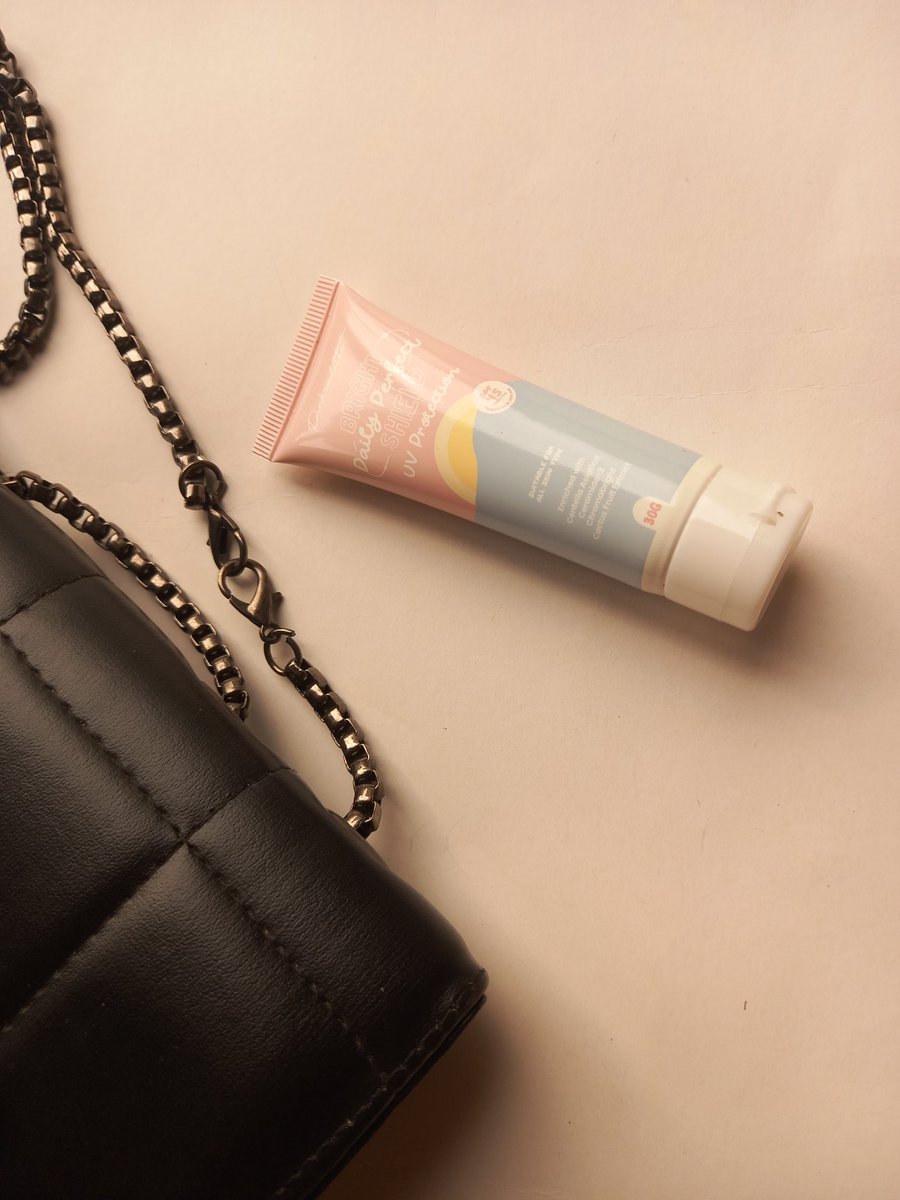 justmee1717's tweet photo. @ohmybeautybank Cobain ini deh beneran,ada tone up tapi ga yang whitecast gitu,no piling" club🥺💖 https://t.co/ZfXvSkuiFF