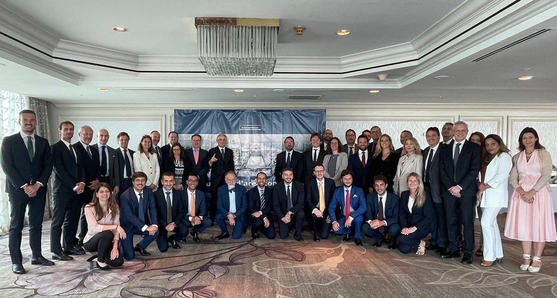 ItalyinCaracas's tweet photo. #Panama 🇵🇦 ospita il 19 e 20 gennaio la riunione di coordinamento consolare dedicata alla rete latinoamericana: 30 sedi riunite per trovare percorsi di innovazione e scambiare esperienze/buone prassi 🤩. @ItalyMFA_int al servizio degli italiani 🇮🇹 nel mondo🌍 

@NicolaOcchipin3 https://t.co/Lpc3aziGKp