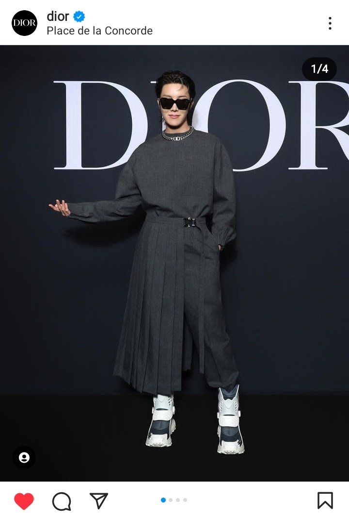 BTSAnswerBr's tweet photo. [IG] 📸 | Dior via Instagram com j-hope [e outras celebridades no post] 

"Nossa cobertura #Starsin Dior do desfile #DiorWinter23 de @.MrKimJones continua com os habitantes da primeira fila J-hope [@uarmyhope], @.Aron.Piper (em look da nova coleção), @.MilePhakphum e @.LNkoth." https://t.co/YraRHwOwYV