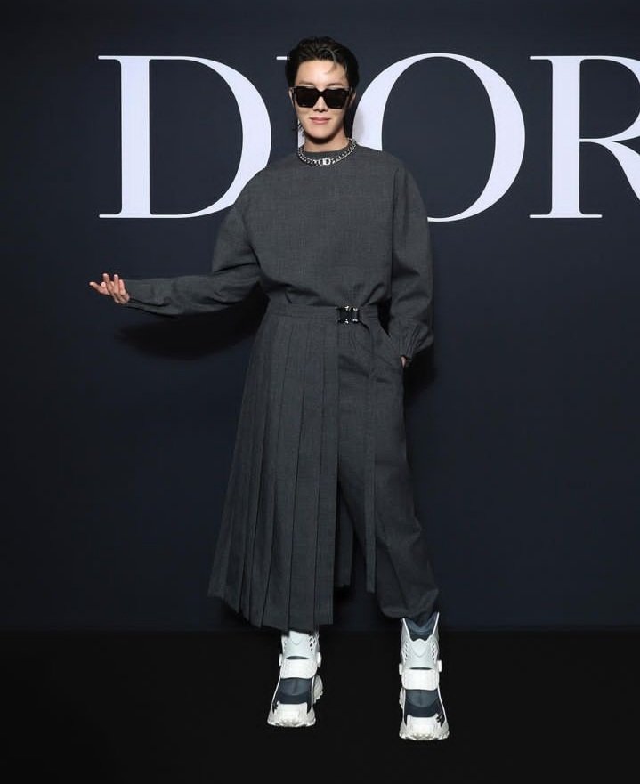 BTSAnswerBr's tweet photo. [IG] 📸 | Dior via Instagram com j-hope [e outras celebridades no post] 

"Nossa cobertura #Starsin Dior do desfile #DiorWinter23 de @.MrKimJones continua com os habitantes da primeira fila J-hope [@uarmyhope], @.Aron.Piper (em look da nova coleção), @.MilePhakphum e @.LNkoth." https://t.co/YraRHwOwYV