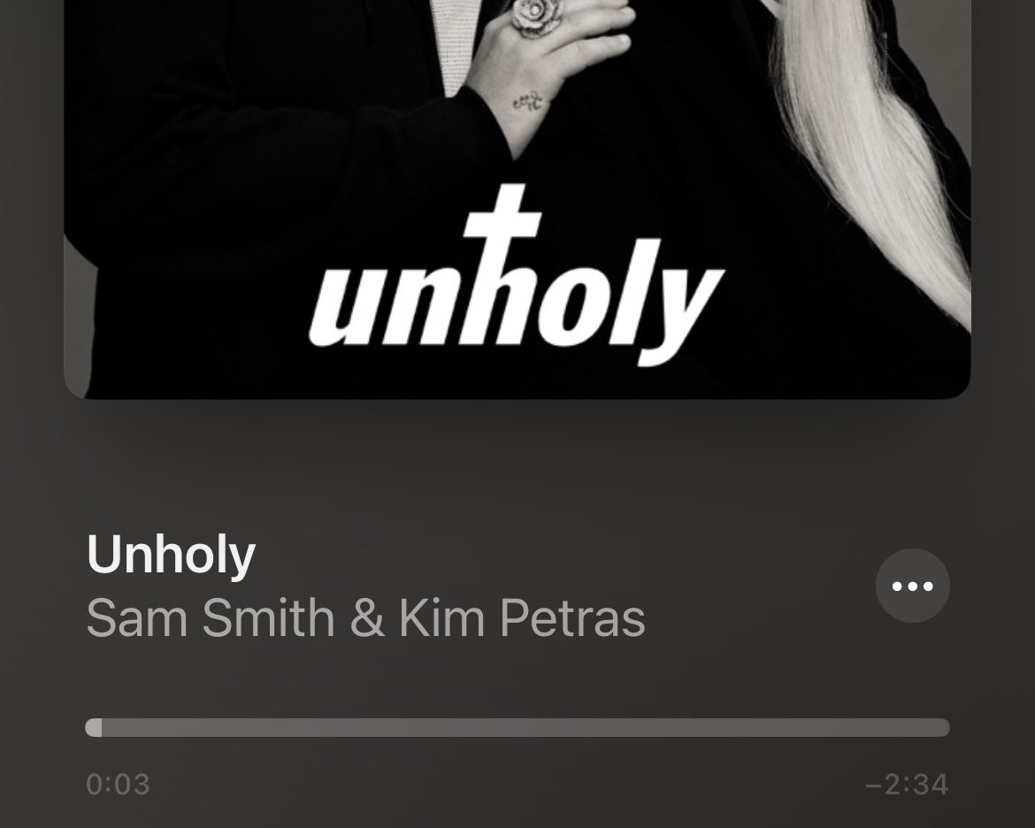 All the Saturday getting ready for work vibes 🖤🤍➕