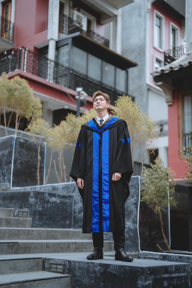 VTongsuksai's tweet photo. มุ่งมั่น ฝ่าฟัน สู่เส้นทางแห่งความสำเร็จ

Kem's Graduation Day

#HussaweeGraduation
#เข้มแฮ๊บปี้วันนี้รับปริญญา https://t.co/a2qL0x4XGz