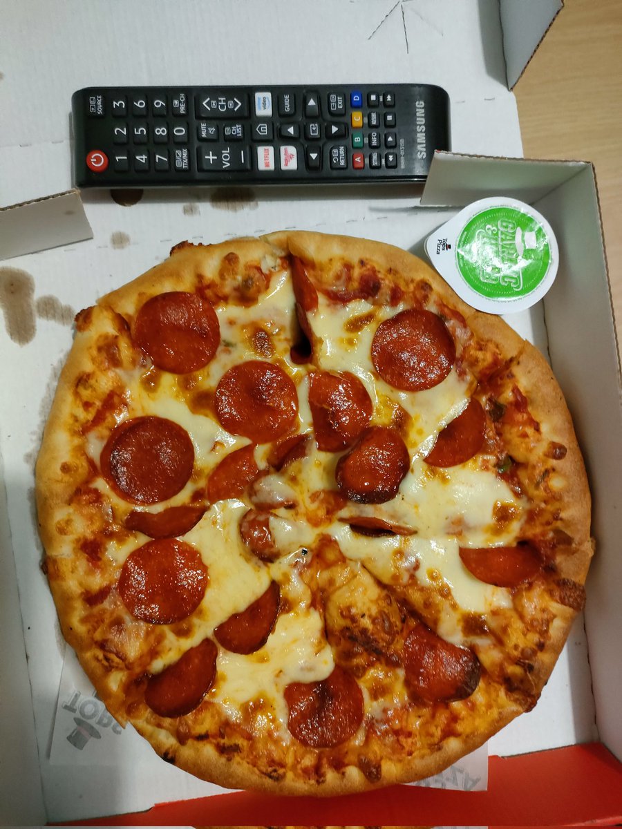 kate_storey's tweet photo. In what world is this £17 worth of medium pizza?! 💀 What a joke, feel like I've been robbed! @TopsPizza #topspizzatunbridgewells #honeyishrunkthepizza https://t.co/XSByTVtCm7