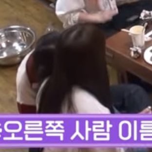 yoeunhyun's tweet photo. Don't u just love clingy youngchae https://t.co/nwRPSQ6urK