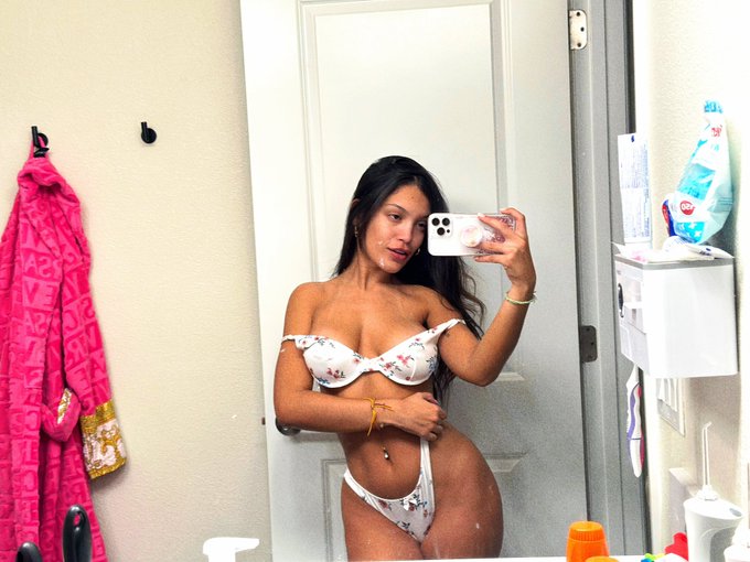 Come undress me 💋 https://t.co/Zy7fz4kzFo