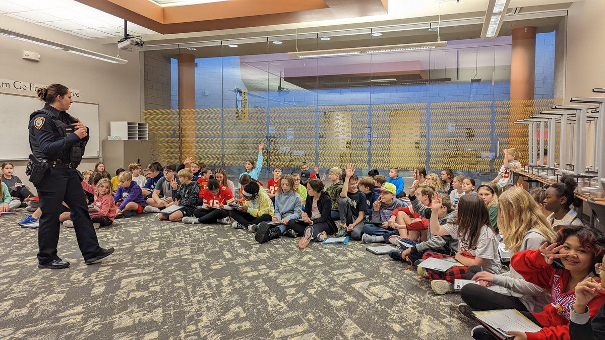 mrskatsbulas's tweet photo. Our first career talk of the year in Pathways was with officers with @LenexaPolice. Thank you for sharing with us today! #232connect @TheCreekMCMS https://t.co/Qit3R1P4Gp