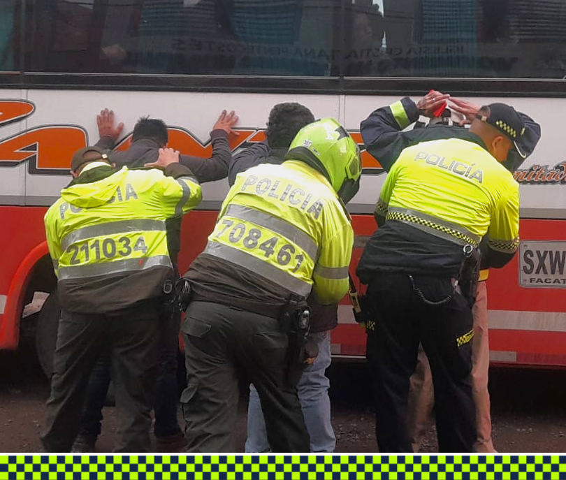 PoliciaSabana's tweet photo. Adelantamos actividades de registro y control en la vía Cartagenita - Zipacón, acompañando al gremio de transportadores en los desplazamientos que adelantan día a día. 

#DiosYPatria 
#EsUnHonorSerPolicía https://t.co/pSv1L9EgMF