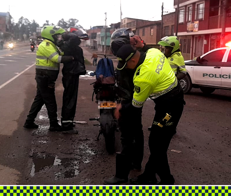 PoliciaSabana's tweet photo. Adelantamos actividades de registro y control en la vía Cartagenita - Zipacón, acompañando al gremio de transportadores en los desplazamientos que adelantan día a día. 

#DiosYPatria 
#EsUnHonorSerPolicía https://t.co/pSv1L9EgMF