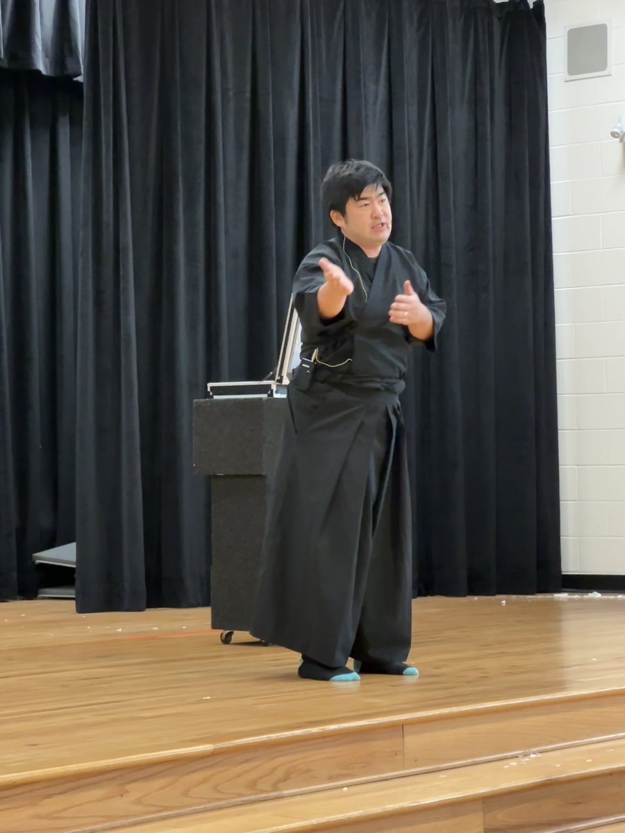 MrsM_Ward's tweet photo. Thank you @OakviewElemPTA for a wonderful and engaging #CulturalArts assembly w Yasu Ishida @OakviewElem our Ss enjoyed the performance from the @UnitedArtsWake https://t.co/b49SVvLufa