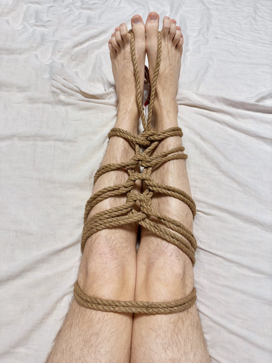 Так, ко мне приехало 4 мотка по 10 метров дорогих веревочек, пока учусь связывать кого-то на себе. Вроде получилось красиво, да?

На ком поучиться искусству шибари? 😏