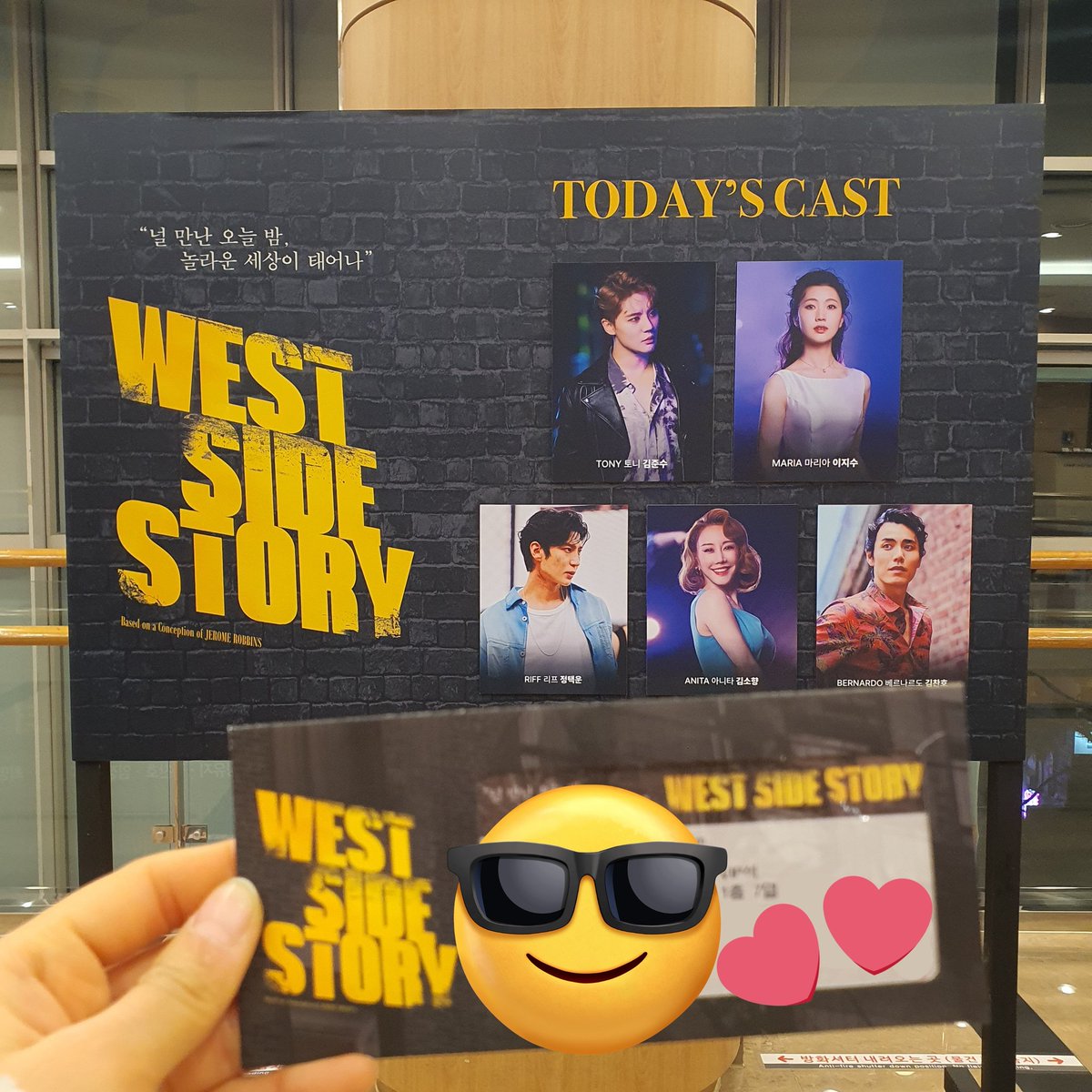 twye9098's tweet photo. #뮤지컬웨스트사이드스토리 #웨사스리뷰 #썸띵스커밍_썸띵스리뷰 
웨스트사이드스토리 2023.1.20 19:30 자다섯

토니리프 케미도 너무 귀엽고 마리아, 아니타 케미, 노래에 잠시 넋을 잃었어요.
눈코입 보이면 맨눈으로 봐서 가까이서는 오글 처음 들었는데 치노 배우님 계속 울고계시더라🥲 https://t.co/aCX3voW4b0