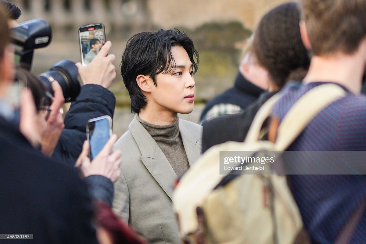 Shinemichm's tweet photo. Miren como se ve que Jimin fue el MAIN EVENT, todos querían fotos o tener una foto de él, the GLOBAL IT BOY ❤️‍🔥

FACE OF DIOR JIMIN
#JIMINxDIOR
#JiminAtDiorFashionShow https://t.co/cCOrNkE2oW