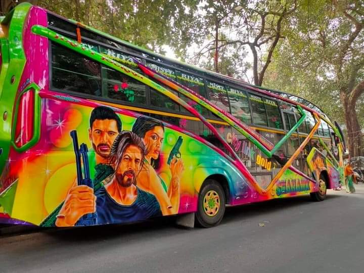 MrAlibhai5's tweet photo. बंगाल के कोलकाता में पठान बस #PathaanAdvanceBooking #PathaanTrailer #PathanMovie #PathanDekhegaHindustan #pathankotairbaseattack #pathankotairbaseattack2016 #Pathaan #ShahRukhKhan𓀠 #dipikapadukone #jojanibraheem https://t.co/iLDVDt6bWL