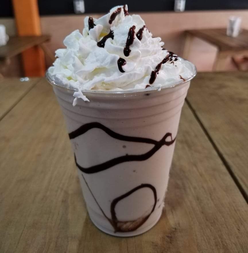 MonseAvila02's tweet photo. @OyeOnlyFriends @Oyeminerva @Oye897 Mine  bonita noche 👋👋#MePoneDeBuenas las malteadas de chocolate 🤤😋 @ClubOyeStars https://t.co/9vu8q9aDyh