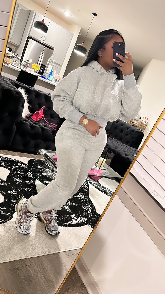 itsdeara's tweet photo. I swear one day imma grow out of my tomboy ways i love a cute chill fit https://t.co/TvLNgdbU7K