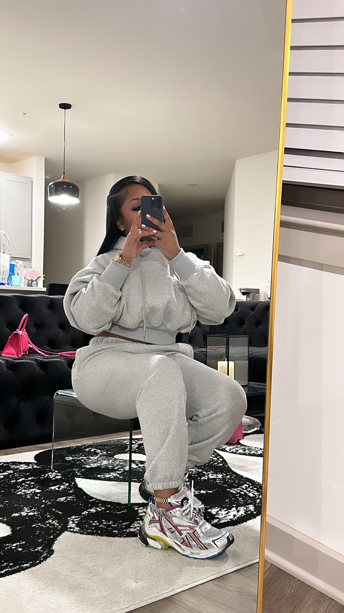 itsdeara's tweet photo. I swear one day imma grow out of my tomboy ways i love a cute chill fit https://t.co/TvLNgdbU7K