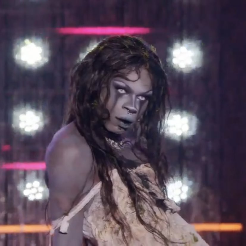 mascarayde's tweet image. LUXX DEVOURED, AS SHE ALWAYS DOES 💅 #dragrace