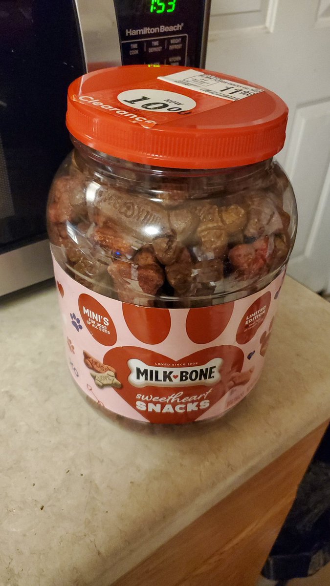 CoroikaAloha's tweet photo. Guess how many dog treats are in this container! Closest one will win a prize a drawing from me! Yippiee! I will have this up for a week so the Closest to guessing will win GOOD LUCK!!! https://t.co/eS16TAvBBL