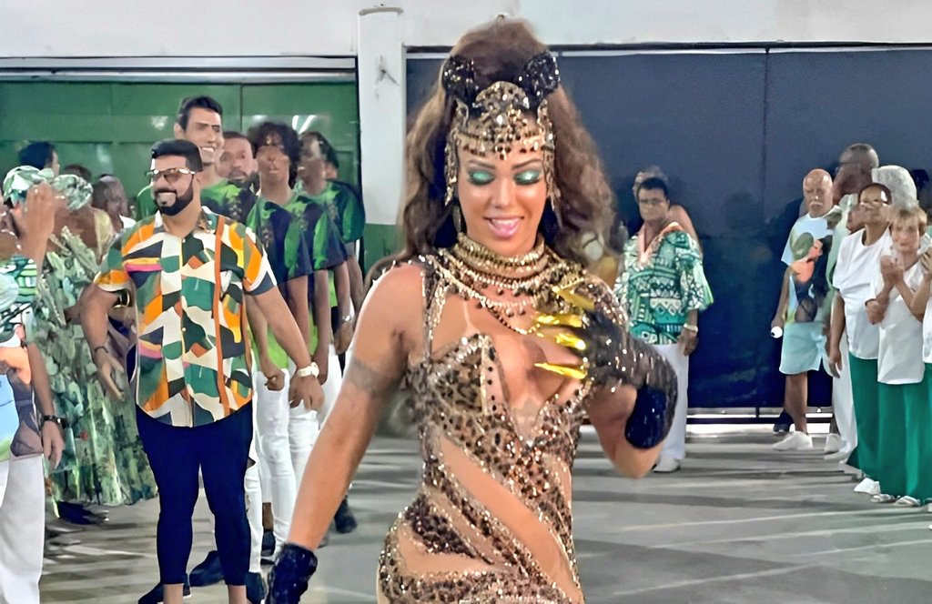 Cn1Site's tweet photo. RJ – Buscando seu retorno à Sapucaí, Santa Cruz faz festa para coroar Letícia Guimarães
Confira no link da matéria 
https://t.co/ZgKvoRHvdX https://t.co/EUuGkF6poP