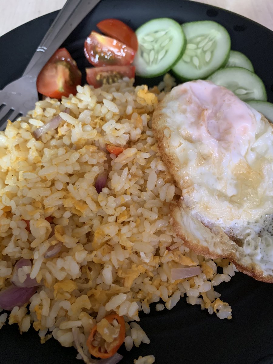 “Sejuta Umat”
Mau kelas atas-kelas bawah. Mau di restoran-dapur di rumah. Nasi goreng adalah menu sejuta umat 😆😆 bagi saya inilah menu bebas waste-food. Jika ada sisa nasi, diolah menjadi sajian lezat ini 😋😋