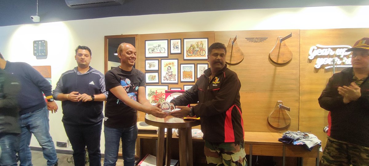 TejaniKartiki's tweet photo. What a Support get from @jawamotorcycles  to #NCCJawaMotorcyclerally had visited to #jawayezdi dealership udaipur  nd gifted them momento. Had a good experience there 
#75yearsofncc
#atmnirbharbharat
@ArvindKapoorTYG 
@CMOGuj 
@DefencePRO_Guj 
@yezdiforever https://t.co/vXdFCOwpot