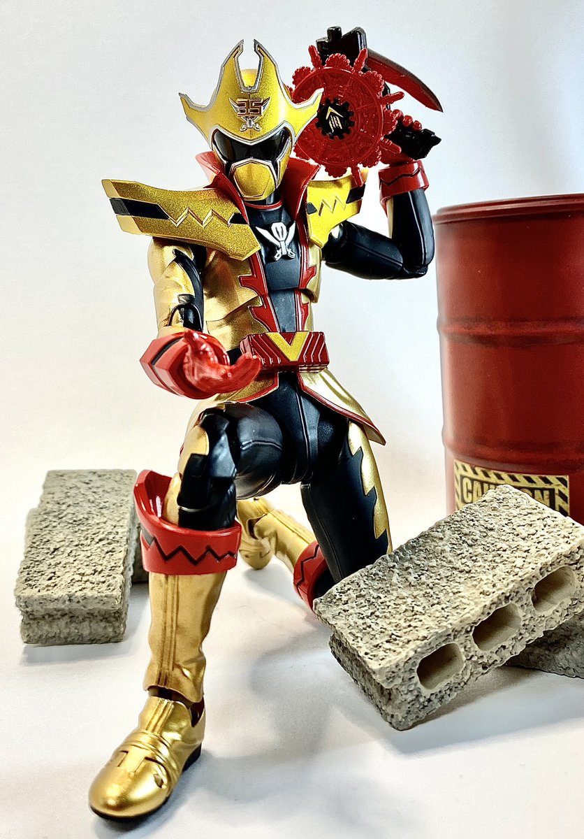 「ツーカイザーのフィギュアーツを買うと「ツーカイザーに助けて貰うモブ」が撮れます最」|SORのイラスト