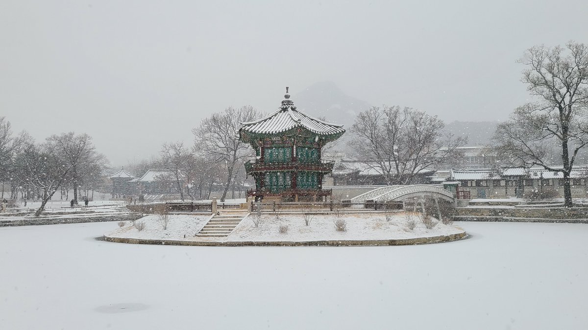 설 연휴 경복궁 무료 개방, 전통 행사로 북적이는 관람객