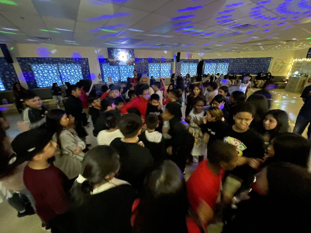 ms_schaefer_136's tweet photo. ✨🚀4th &amp; 5th grade had an awesome time dancing the night away at the Winter Dance! @rbmsROCKETS 🕺🏽💃🏻 https://t.co/9JuSZNLkMC