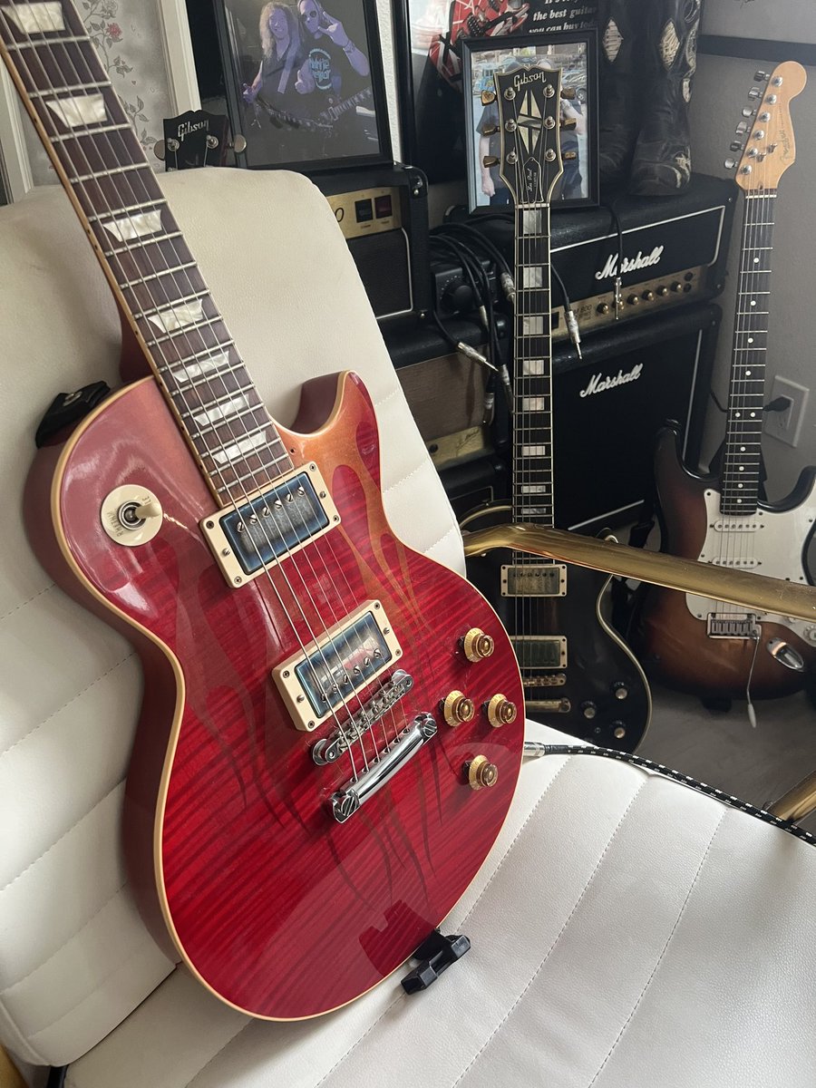 Such a beautiful Les Paul! It looks good, sounds great, and the fact that used to belong to Gary Moore is just icing in the cake! Plugging this into any good Marshall is just pure tone heaven, cheers 

#gibson #lespaul #hotrod #tone