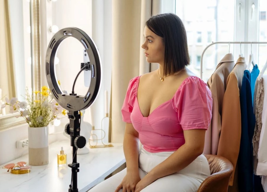 HiltonShippy's tweet image. Vlogging 101: A Beginner's Guide to Starting a YouTube Channel  youtubedownloader8k.blogspot.com/2023/01/vloggi… 

#Vlogging, #YouTube, #VloggingTips, #VloggingForBeginners, #HowToVlog, #VloggingCamera, #VloggingEquipment, #VideoEditingSoftware, #SEOforYouTube, #BuildingaYoutubeAudience