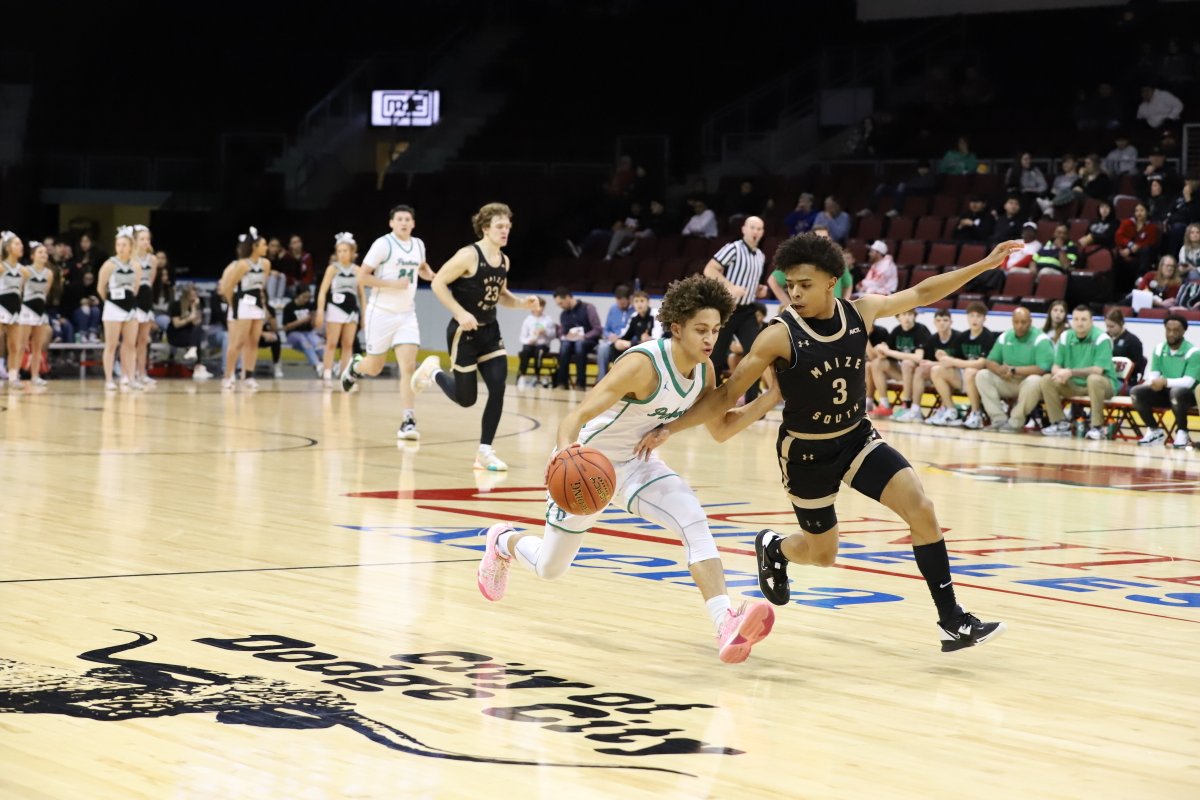 DCHSpubstaff's tweet photo. At the half: Derby Panthers 30 Maize South Mavericks 39 https://t.co/63RAoTrPHp