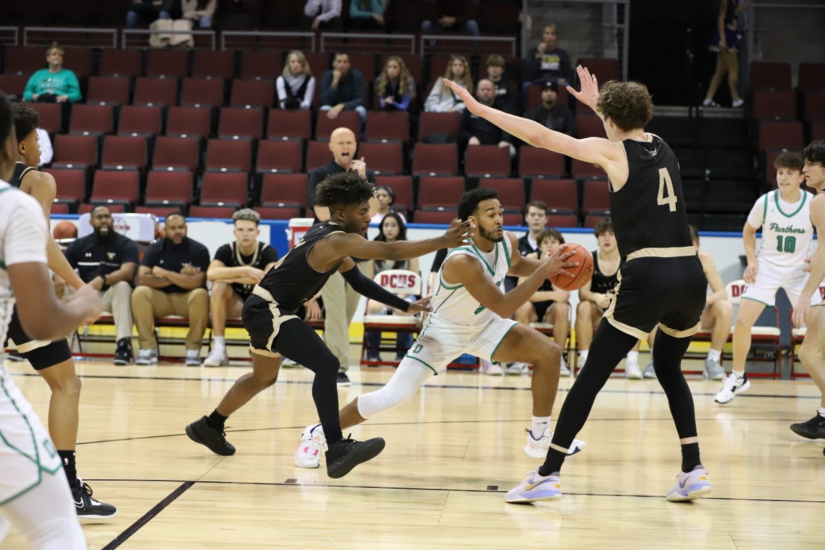 DCHSpubstaff's tweet photo. At the half: Derby Panthers 30 Maize South Mavericks 39 https://t.co/63RAoTrPHp