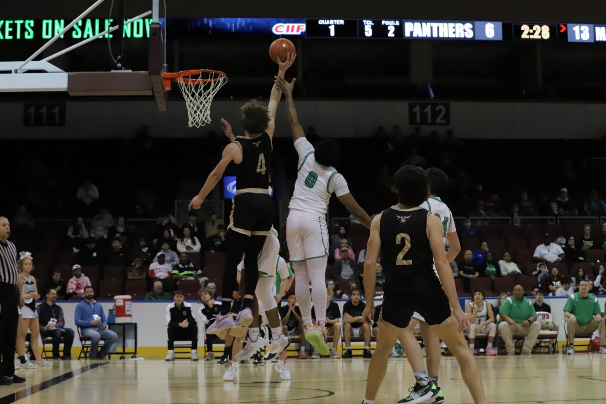 DCHSpubstaff's tweet photo. At the half: Derby Panthers 30 Maize South Mavericks 39 https://t.co/63RAoTrPHp