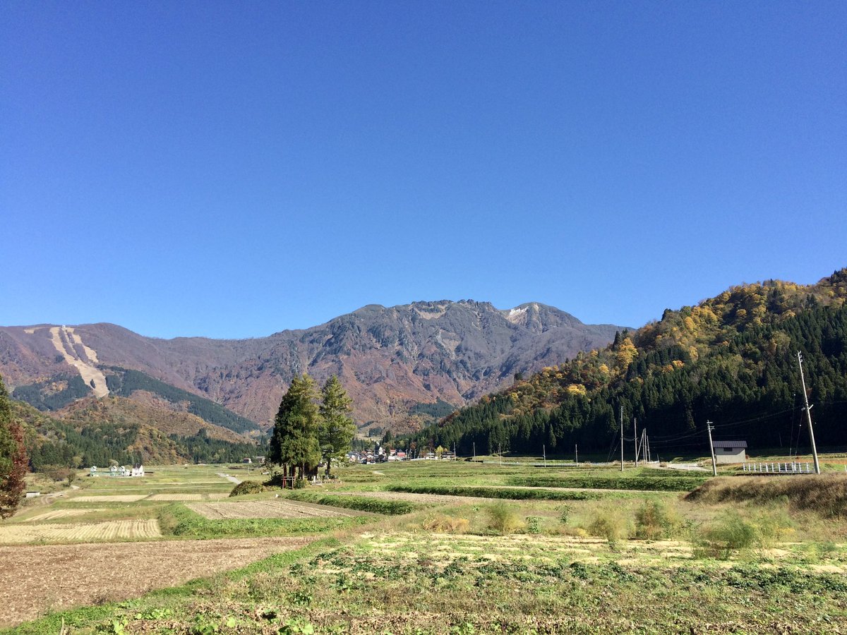 hakkaijinja's tweet photo. 「♫八海山がわらってる おいらの顔見てわらってる 綺麗に晴れた青空に おいらの力がみなぎるぞ」
(南魚沼市立城内小学校応援歌より)

霊峰八海山には顔があります。 https://t.co/Dz4PoGcjyn