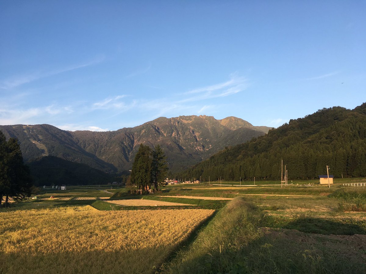 hakkaijinja's tweet photo. 「♫八海山がわらってる おいらの顔見てわらってる 綺麗に晴れた青空に おいらの力がみなぎるぞ」
(南魚沼市立城内小学校応援歌より)

霊峰八海山には顔があります。 https://t.co/Dz4PoGcjyn