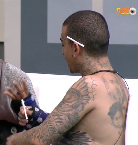 🚨FAMOSOS: O ex-bbb Arthur Picoli sugeriu que o Boninho colocasse os cigarros à venda no mercado do #BBB23 para gerar treta.