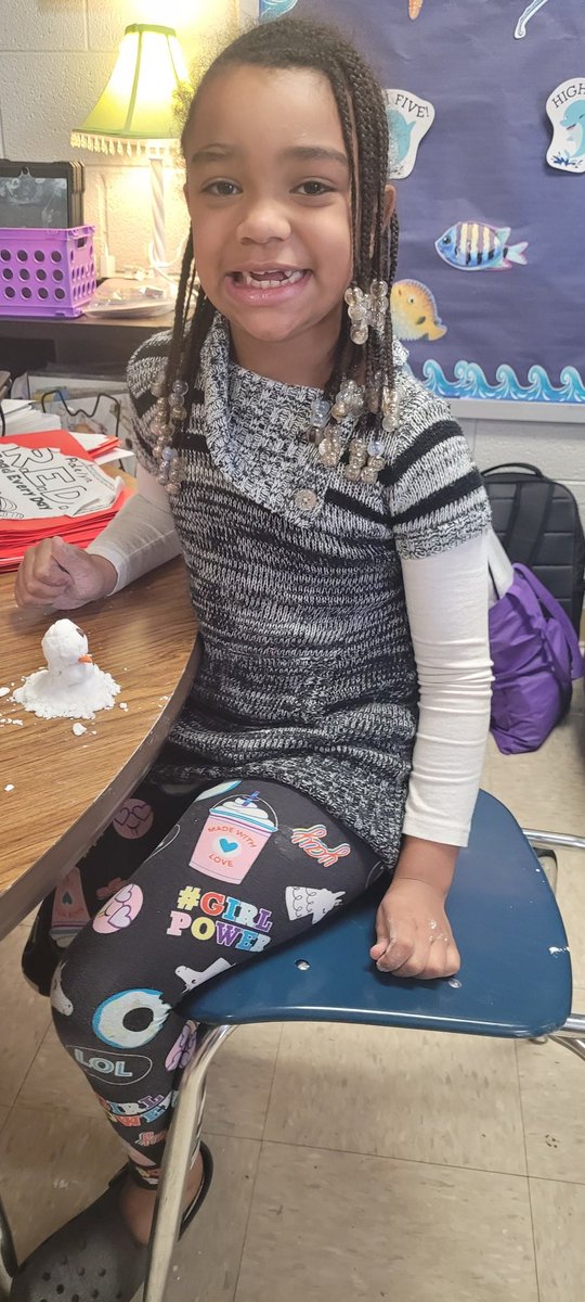 Teacherladykell's tweet photo. What do you do.when it just won't snow? You make your own snow! #buzzworthy @howellprincipal https://t.co/gZOOE97jpH
