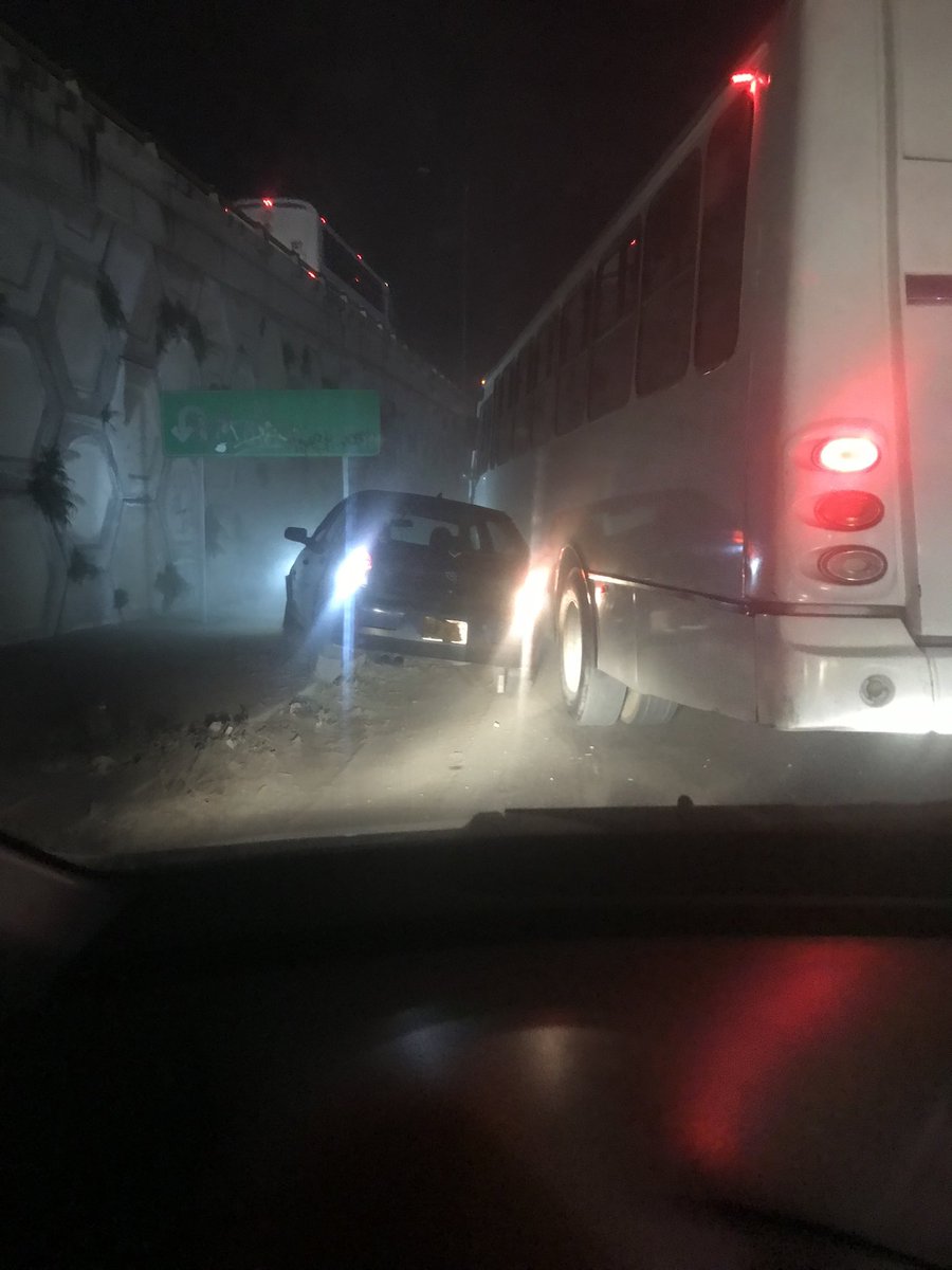 PolloVzqz's tweet photo. Gente ayúdenme a difundir a este naco!! Y de plano vean la novela, tiene final feliz 😂 Me chocó por atrás un wey hace una hora en la carr. 57, a la altura del eje 122 (SLP). Intentó escapar y lo alcancé, se bajó por la lateral y terminó chocando nuevamente con un camión. (1/3) https://t.co/0zwBaOsT4e