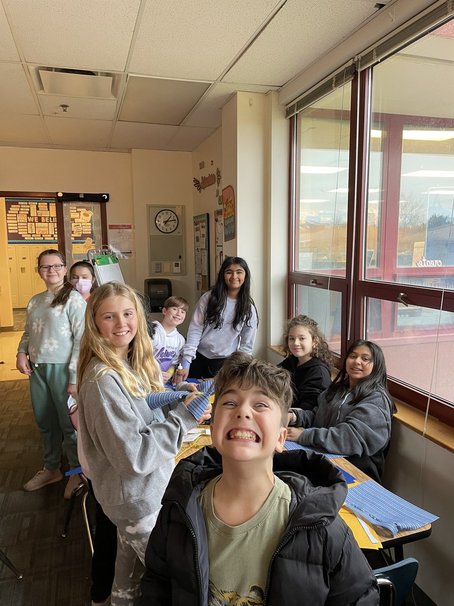 MissHarder4's tweet photo. Every other week we have our CR Ukrainian Lunch! Any student in CR is welcome to join and speak any language, make new friends with our newcomers and make Ukrainian crafts! We canโt wait until next Thursday! ๐๐๐บ๐ธ #weareCR #CCSD15 #multilingual #Ukraine๏ธ https://t.co/nhFDy6NJGo