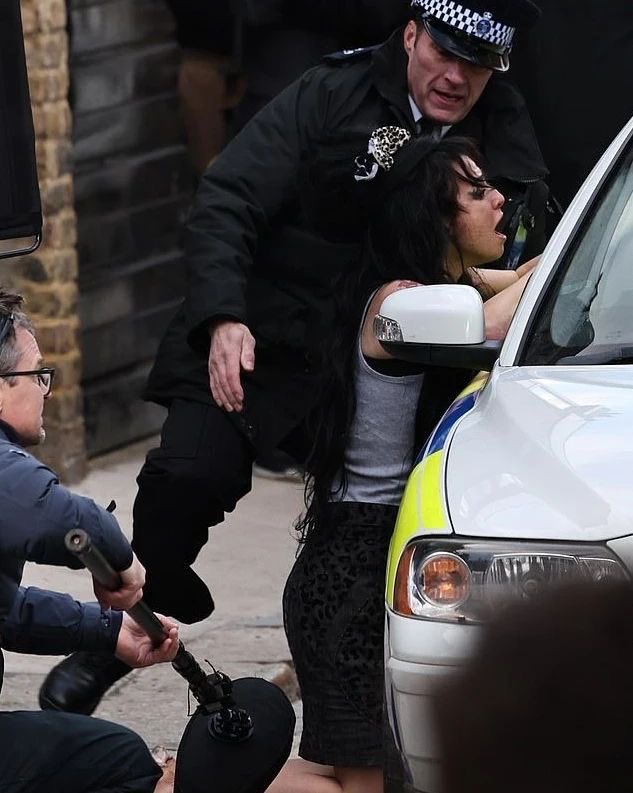 ienvythebirds's tweet image. this is fucking revolting.