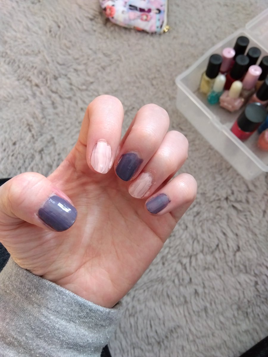 Damianan__'s tweet photo. ダイソーにてダミアンイメージカラーのマニキュアが売ってたので買ってみました
意外と濃いので薄いピンクと合わせてみました
ダミアニャカラーできた！
 #ダミアニャ 
 #ネイル https://t.co/h52SwuPdzc