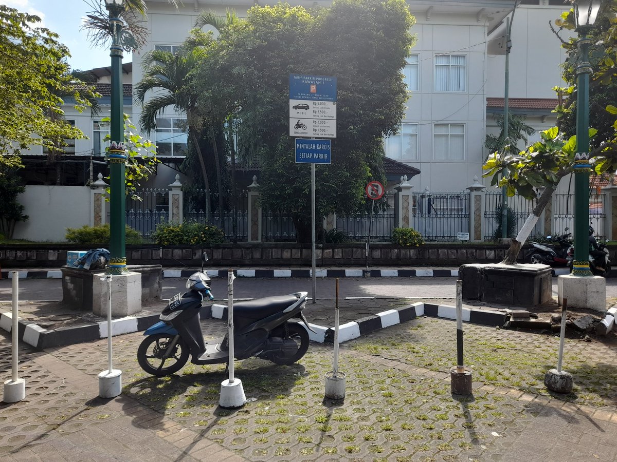 Halo <a href="/PemkotJogja/">Pemerintah Kota Yogyakarta</a> <a href="/JogjaPemkot/">Pemkot Jogja</a>, mengapa parkir di timur Taman Pintar dipalang oleh jukir setempat seperti ini? Mau parkir di situ malah diarahkan ke sebelah timur Taman Budaya yang tarifnya 2x lipat. Mohon ditertibkan... <a href="/JogjaUpdate/">jogjaupdate.com</a>