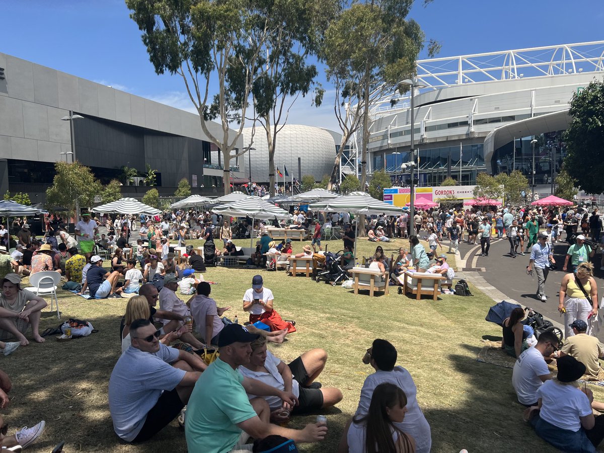 MyRansomNotes's tweet photo. Another glorious day at the Aussie Open. Positively teeming. #australianopen https://t.co/cSD2gwnfCz