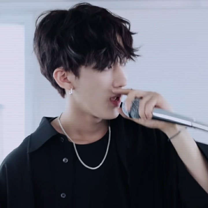 STR4YBIN's tweet photo. ya pero por favor, hablemos de changbin en M.I.A., es lo más superior del mundo q mierds https://t.co/El1PTXBPz6