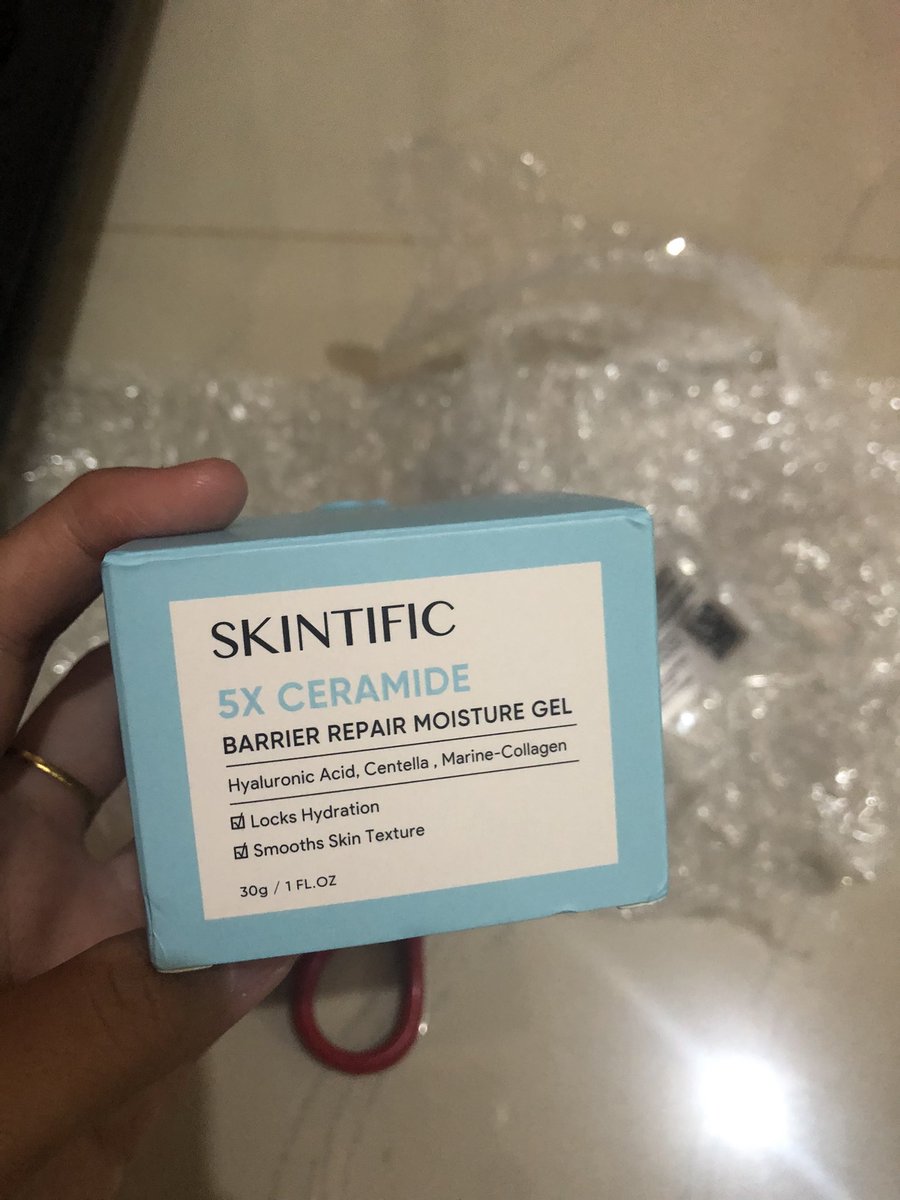 nanagie1308's tweet image. kalian percaya ngga klo ak beli skintific mois itu 74rb😭😭🫂 #skintific #skincare #moisturegel
