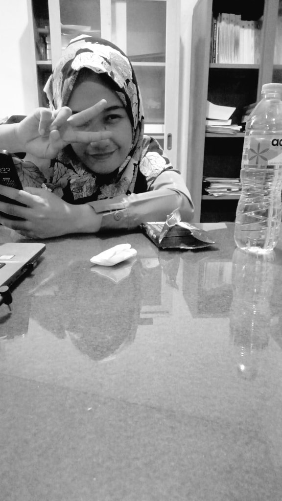 tituk__'s tweet photo. kemarin pas TKD AKHLAK ada pertanyaan "jika di tim anda ada rekan kerja yg tidak dapat bekerjasama, apa yang akan anda lakukan?"

dengan soknya w jawaban "akan memotivasi agar dia semangat bekerja"

kenyataan:kamvreett..lu orng gk usah kerja aja dah nyusahin yg lain #dalemhati https://t.co/kLPEXYBOl0