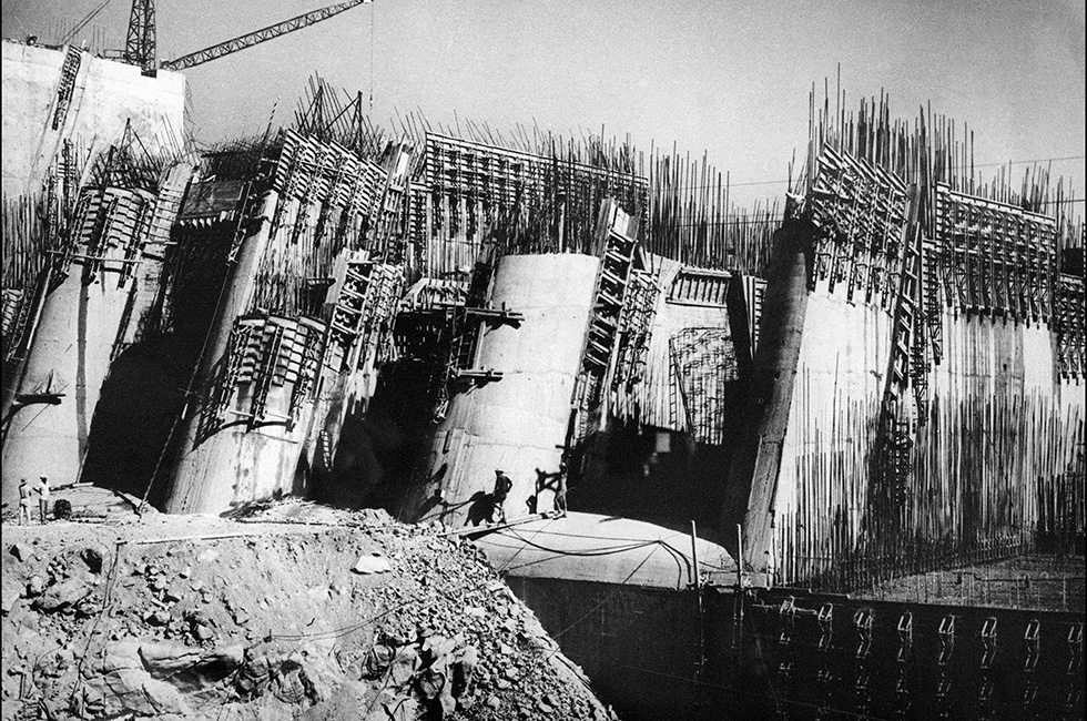 mariobianchi18's tweet photo. Il #9gennaio 1960 in Egitto inizia la costruzione della diga di #Assuan. La faraonica opera voluta dall'allora leader Nasser per realizzare una centrale idroelettrica che sfrutti le acque del Nilo, ha prodotto lo spostamento di intere popolazioni e di interi siti archeologici. https://t.co/NJGEqoDowD