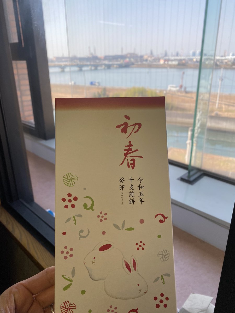 kosamiya's tweet photo. 新年初めの放送が終わりました。
ニューでは「拳銃を暴発」を“爆発”と誤り、“安全運転”が言えずに4回ほど言い直しましたが😂どうかこのまま安全に1年お届けできますように👏
よろしくお願いいたします✨✨ https://t.co/JanuOueHOa