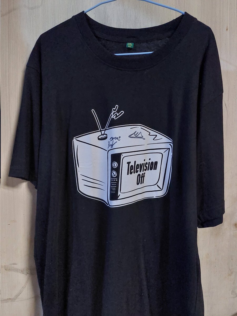 eeenergyy's tweet photo. ปล่อยเสื้อ Television off Limited เฉพาะงาน เต้ย Freshtival 📺  ใส่ไป 1 ครั้งถ้วน ส่งต่อ 900 บาท รวมส่ง ไซส์XL 
ปล. ลายเซ็นไม่ครบงับบ #televisionoff #เสื้อวงไทย #ปล่อยเสื้อวงไทย #ขายเสื้อวงไทย #เต้ยfesitival https://t.co/3pW3KRfp6z